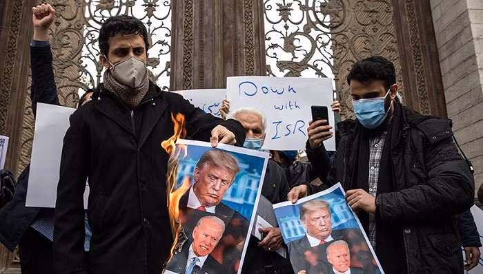 Vào cuối tuần trước, người dân ở Thủ đô Tehran đã tập trung trước tòa nhà Quốc hội hô vang các khẩu hiệu chống Mỹ và Israel; việc hai quan chức cao cấp của Iran, bị sát hại trong vòng một năm, khiến chính quyền Iran "bốc hỏa", tuy nhiên việc trả thù là "không hề dễ dàng". Ảnh: Người dân tại Thủ đô Tehran biểu tình phản đối Mỹ.