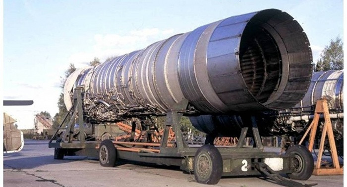 Tu-160 được trang bị 4 động cơ NK-32, "trái tim sức mạnh" này do Phòng thiết kế Kuznetsov thiết kế riêng cho "Thiên nga trắng". Chính vì khả năng hoạt động mạnh mẽ của Tu-160, mà cho đến nay, Nga vẫn chưa nghĩ đến việc cho loại biên, mà không ngừng nâng cấp. Ảnh: Động cơ NK-32 của máy bay Tu-160 - Nguồn: Topwar