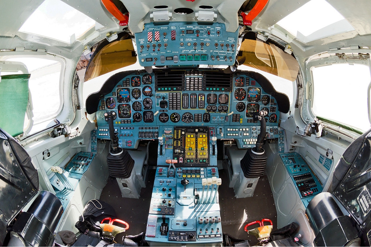 Để đạt được những tính năng tuyệt với trên, "trái tim" mà chiếc Tu-160 sử dụng là động cơ NK-32. Trong công nghệ hàng không, hiệu suất của động cơ quyết định rất nhiều đến khả năng hoạt động của máy bay chiến đấu, đặc biệt là khả năng cơ động của nó. Ảnh: Buồng lái máy bay Tu-160. Nguồn: Topwar