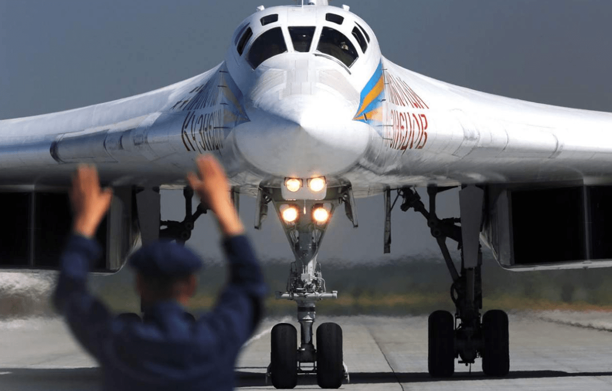 Máy bay ném bom chiến lược Tu-160 là loại máy bay ném bom chiến lược lớn nhất được chế tạo trên thế giới; mặc dù có hình dáng to lớn, tầm bay xa và mang được trọng tải vũ khí rất lớn, nhưng Tu-160 lại là loại máy bay có tốc độ siêu thanh. Ảnh: Máy bay ném bom chiến lược tầm xa Tu-160 do Liên Xô phát triển - Nguồn: Topwar