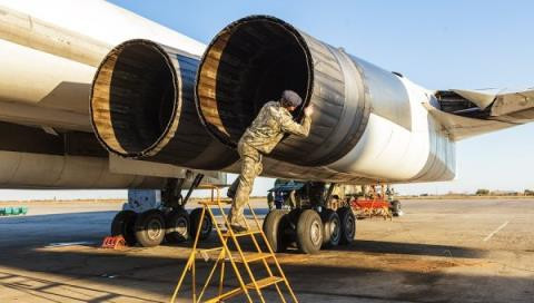 Cách đây không lâu, khi một chiếc Tu-160 đang bay thử nghiệm, đã bị tiêm kích F-35 bay lên "hỏi thăm" từ phía sau, nhưng chỉ một cú "đạp dầu", chiếc Tu-160 đã cho chiếc F-35 "ngửi khói". Ảnh: Động cơ NK-32 của máy bay Tu-160 - Nguồn: Topwar
