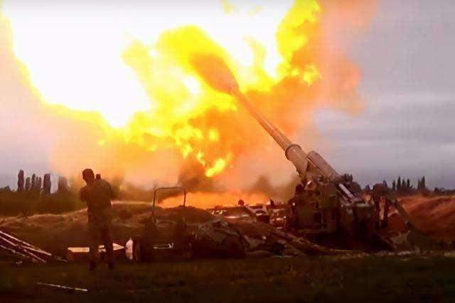 Sau khi quân đội chính quy Azerbaijan không thể tấn công trong một thời gian dài, Azerbaijan đã phối hợp với Thổ Nhĩ Kỳ đưa một số lượng lớn lực lượng đặc biệt để thực hiện chiến thuật "luồn sâu - đánh hiểm", kết hợp với các đòn không kích của các UAV để làm tan rã tuyến phòng thủ của quân Armenia. Ảnh: Quân đội Armenia kiên cường đánh trả Quân đội Azerbaijan - Nguồn: Sina