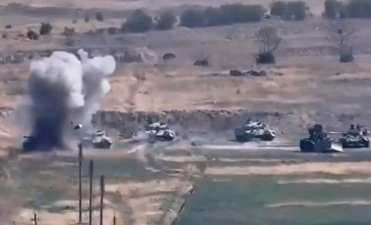 Thực tế diễn biến chiến trường từ khi nổ ra xung đột giữa hai bên cho thấy, phía Armenia chỉ bị thiệt hại do các UAV của phía Azerbaijan gây ra, chứ lực lượng lục quân nước này cũng chưa thực hiện được các chiến dịch chiếm đất; lực lượng phía Azerbaijan tham chiến với quân Armenia chủ yếu là lính đánh thuê Syria, do Thổ Nhĩ Kỳ "thuê" giúp Azerbaijan. Ảnh: Lính Azerbaijan bị Armenia tiêu diệt trong trận phục kích - Nguồn: Sina