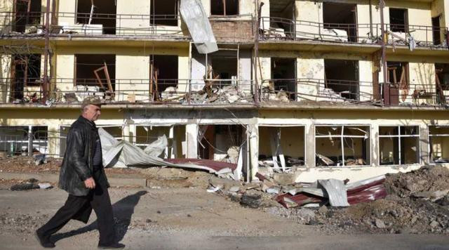 Rajba Guriyeva là một thường dân ở khu vực Naka, trong cuộc phỏng vấn, cô đang đứng trong đống đổ nát của một ngôi nhà ở Ganja, thành phố lớn thứ hai ở Azerbaijan. Đây là nhà của cô, đã bị tàn phá sau khi bị tên lửa bắn trúng.