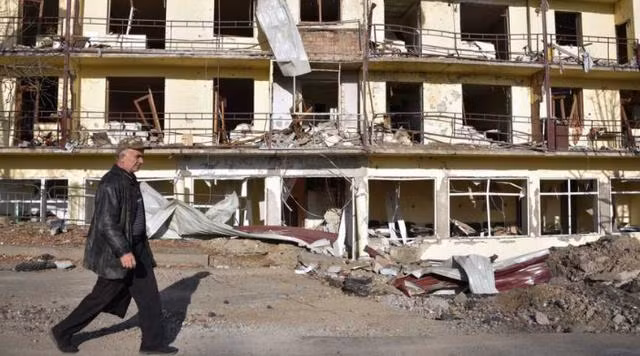 Rajba Guriyeva là một thường dân ở khu vực Naka, trong cuộc phỏng vấn, cô đang đứng trong đống đổ nát của một ngôi nhà ở Ganja, thành phố lớn thứ hai ở Azerbaijan. Đây là nhà của cô, đã bị tàn phá sau khi bị tên lửa bắn trúng.