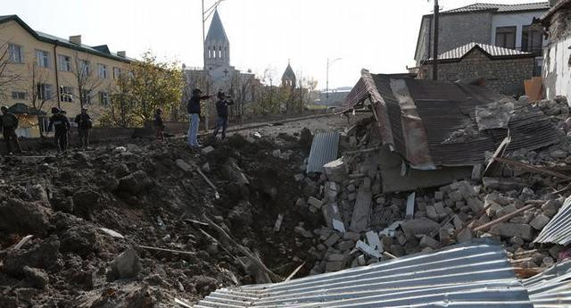 Rajba nói: "Tôi đang ở trong bếp, thì bất ngờ đạn pháo bắn tới, tôi chỉ biết hét lên sợ hãi và khóc". Ngoài ra, nhà thờ nổi tiếng thế kỷ 19 ở khu vực Naka đã bị phá hủy bởi pháo kích của Azerbaijan vào đầu tháng Mười.