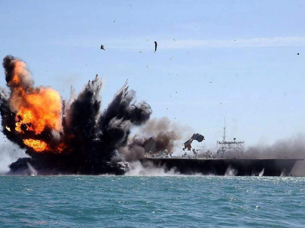 Để hạn chế sự ảnh hưởng của Iran đối với khu vực Trung Đông, nhất là việc Iran tài trợ, giúp đỡ các tổ chức vũ trang như Hezbollah tại Liban, chính quyền của Tổng thống Syria Bashar al-Assad, lực lượng du kích Hauthi tại Yemen…đây là những cái gai trong mắt Mỹ cần phải loại bỏ. Do đó Mỹ đã thực hiện một loạt hoạt động phong tỏa đối với Iran. Ảnh: Iran tập trận chống tàu sân bay Mỹ - Nguồn: Sina