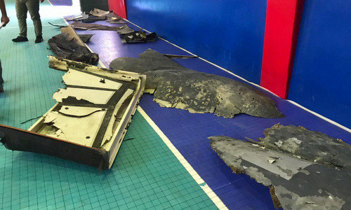 Xét về sức mạnh quân sự, Iran thực sự không thể đánh bại quân đội Mỹ. Trong thập kỷ qua, mặc dù không được nhập khẩu vũ khí tiên tiến, nhưng Iran vẫn sử dụng chính tên lửa phòng không do họ chế tạo, bắn rơi UAV MQ-4C Triton rất hiện đại của Hải quân Mỹ. Ảnh: Xác UAV MQ-4C của Mỹ bị Iran bắn rơi - Nguồn: IRIB. 