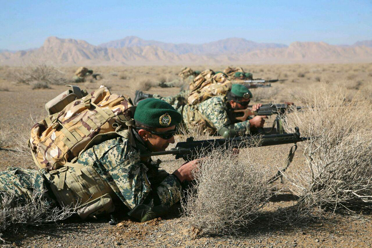 Nếu không có quyết tâm chính trị trên, rất có thể quân đội Mỹ đã hành động "dạy cho Iran bài học"; nhất là sau những vụ Iran bắn rơi UAV MQ-4C và tập kích tên lửa vào hai căn cứ quân sự của Mỹ tại Iraq, hai quốc gia đã ở bên bờ một cuộc chiến tổng lực. Ảnh: Quân đội Iran - Nguồn: Wikipedia.