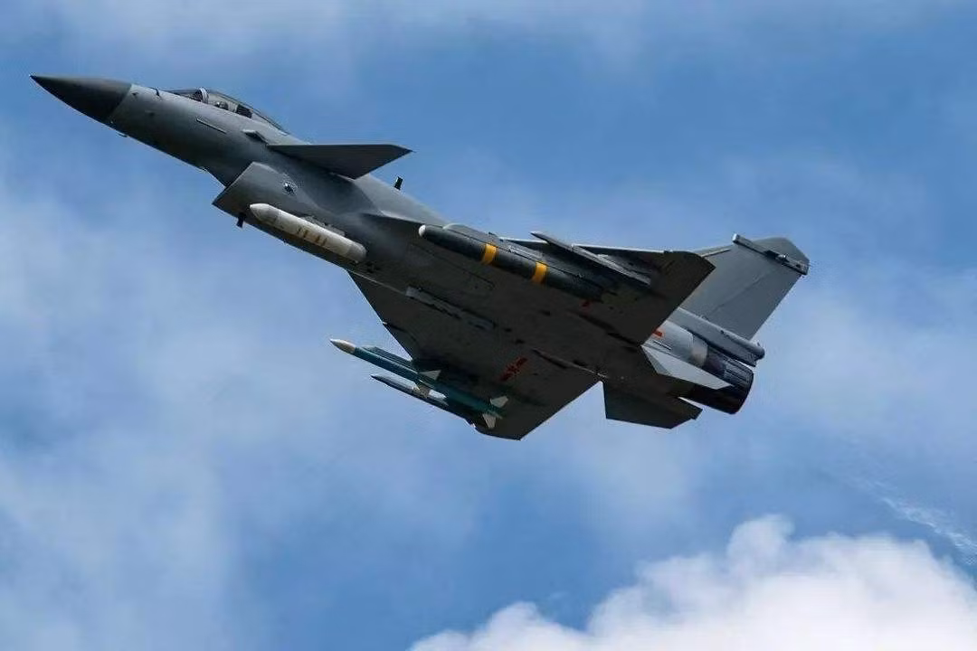 Nếu Iran sở hữu chiến đấu cơ Su-35 và J-10C, sức mạnh của Không quân Iran sẽ được nâng lên một tầm cao mới. Sau này, nếu máy bay chiến đấu và UAV của Mỹ lại tiếp tục khiêu khích, họ phải tự cân lượng sức mình. Ảnh: Máy bay chiến đấu J-10C của Trung Quốc - Nguồn: Wikipedia.