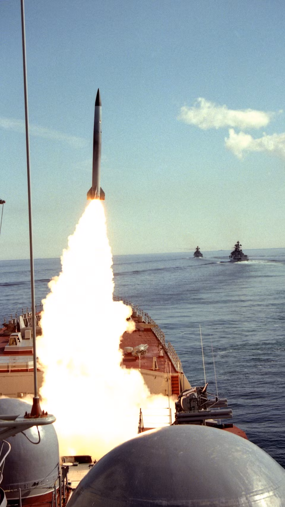 Thiết bị phóng tên lửa phòng không S-300 trên "Đô đốc Nakhimov" vẫn sử dụng kiểu "ổ quay" thẳng đứng; còn tên lửa S-300FM là loại đời cuối, có tầm bắn 200 km, nhưng vẫn dẫn đường bằng radar bán chủ động TVM, khả năng đa mục tiêu kém hơn so với những loại tên lửa phòng không tiên tiến hiện nay. Ảnh: Hệ thống phóng tên lửa phòng không S-300 trên tàu "Đô đốc Nakhimov" - Nguồn: Hải quân Nga