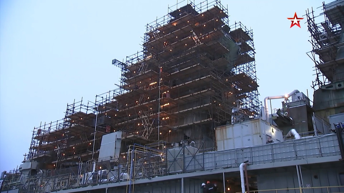 Những ống phóng thẳng đứng này có thể phóng các loại tên lửa phòng không S-400 (phiên bản hải quân), hoặc các loại tên lửa hành trình tiến công mặt đất như Kalibr; đặc biệt là tên lửa chống hạm siêu vượt thanh Zircon, với số lượng đến 174 quả; đưa loại tàu này trở thành tàu tuần dương mang tên lửa "chết chóc" nhất. Ảnh: Tàu tuần dương "Đô đốc Nakhimov" đang sửa chữa - Nguồn: Hải quân Nga.