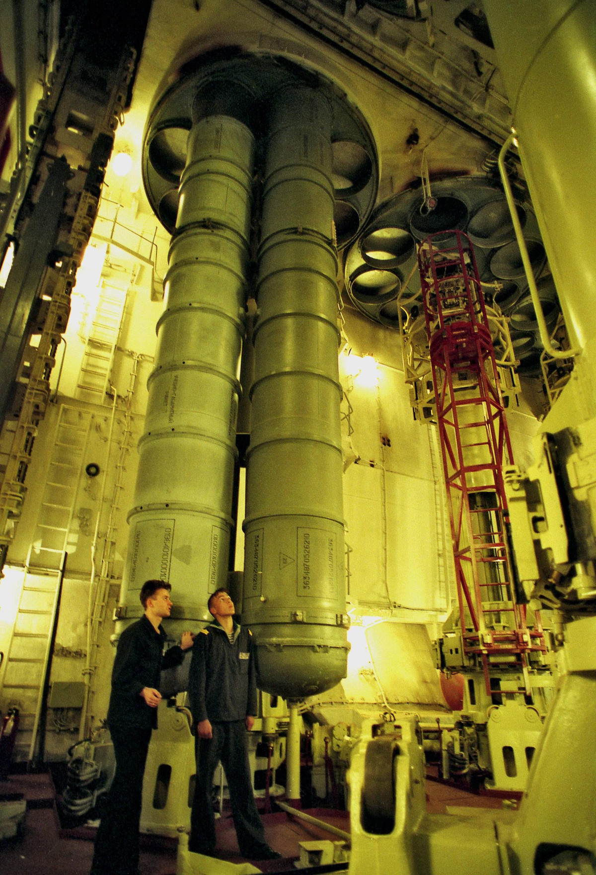 Tuy nhiên do radar đối không của "Đô đốc Nakhimov" ít có thay đổi, đồng nghĩa với việc hệ thống phòng không của con tàu nay vẫn dựa vào 96 tên lửa hải đối không tầm xa S-300F/FM được trang bị từ thời Liên Xô. Ảnh: Tàu tuần dương "Đô đốc Nakhimov" phóng tên lửa S-300 - Nguồn: Hải quân Nga.