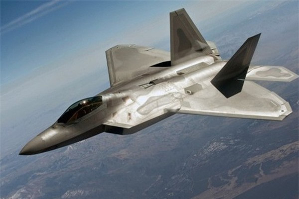 Điều này chủ yếu là do F-22 là máy bay tàng hình, có khoang chứa bom tích hợp, ống hút khí cong để bảo đảm khả năng tàng hình và hai động cơ chiếm nhiều không gian bên trong; kết cầu này làm ảnh hưởng nghiêm trọng đến việc bố trí thùng nhiên liệu bên trong của máy bay.