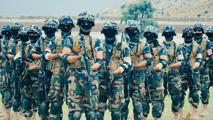 Nhìn chung rằng, hình ảnh lính phiến quân Taliban đã không còn như chúng ta vẫn hay tưởng tượng, họ đã có sự lột xác vô cùng ngoạn mục, trang bị cực kỳ hiện đại và chính quy, đồng bộ, có sức bảo vệ cao. Đây chắc chắn sẽ là một thử thách không hề nhỏ đối với quân đội chính phủ Afghanistan trong việc nghĩ cách đối phó với lực lượng này. Ảnh: Binh sĩ Taliban với trang bị hiện đại.