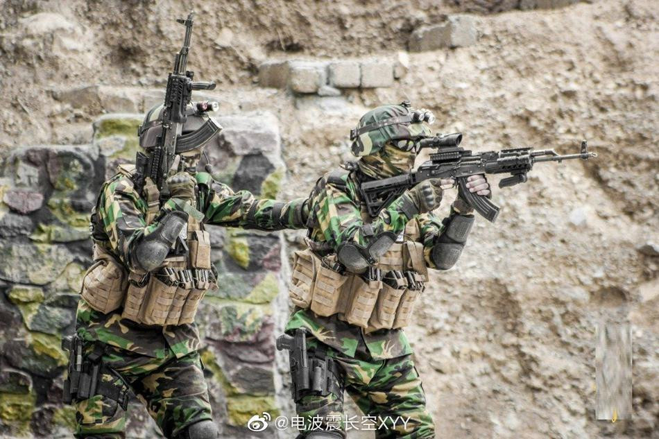 Nhìn qua ta có thể thấy rằng, người lính được vũ trang cực kỳ đầy đủ có thể kể đến như mũ chống đạn làm bằng vật liệu tổng hợp Kevlar, kính râm che bụi và nắng, khăn bịt mặt để chống lại gió cát của môi trường hoang mạc đặc trưng, áo chống đạn mang tấm cứng tích hợp bao đựng hộp tiếp đạn và túi hỗ trợ, bao đựng súng ngắn gắn ở đùi, các ốp bảo vệ khuỷu tay, khuỷu chân chống va đập, giày ghệt chống nước và chống chông,…Ảnh: Binh sĩ Taliban huấn luyện với trang bị hiện đại.