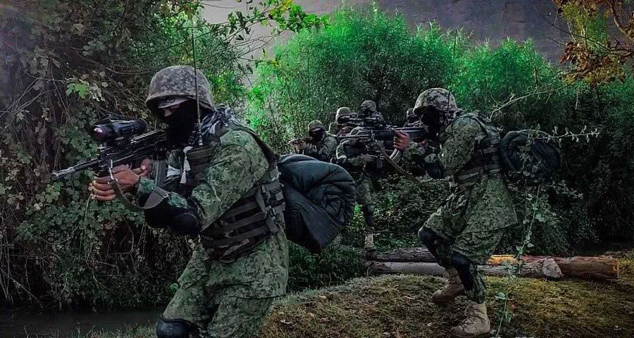 Không những thế, Taliban cũng đặc biệt chú trọng trong việc trang bị các loại quân phục ngụy trang cho người lính để phù hợp với các loại địa hình tác chiến trên chiến trường. Trong khu vực rừng già, rừng rậm nhiệt đới, người lính sẽ được mang mặc quân phục kiểu Woodland còn khi chiến đấu tại địa hình rừng trẻ, rừng lá nhỏ sẽ sử dụng quân phục ngụy trang kỹ thuật số Digital. Ảnh: Binh sĩ Taliban với quân phục Digital.