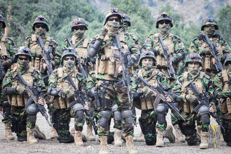 Quả thật nếu như không có những dòng chú thích này thì ít ai có thể đoán được rằng đây là một lực lượng phiến quân mới 10 năm trước chỉ có trang bị cực kỳ thô sơ và cơ bản, đến nay đã có bước chuyển mình ghê gớm, dáng dấp hiện đại không thua kém bất kỳ lực lượng quân đội của các cường quốc hàng đầu thế giới. Ảnh: Cận cảnh trang bị của người lính Taliban.