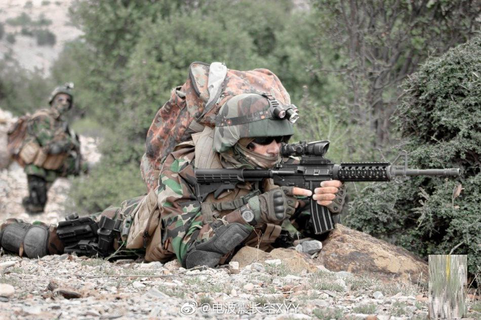 Về vũ khí cá nhân, Taliban sử dụng các loại súng trường tấn công AKM hiện đại hóa bằng việc thay thế các chi tiết gỗ bằng chi tiết nhựa bổ sung ray Picatinny nhằm mở rộng các loại phụ kiện, trang bị báng rút hoặc dùng các loại súng trường tấn công thế hệ mới hơn của Phương Tây ví dụ như M4 Carbin. Ảnh: Binh sĩ Taliban huấn luyện với một khẩu M4 Carbin.