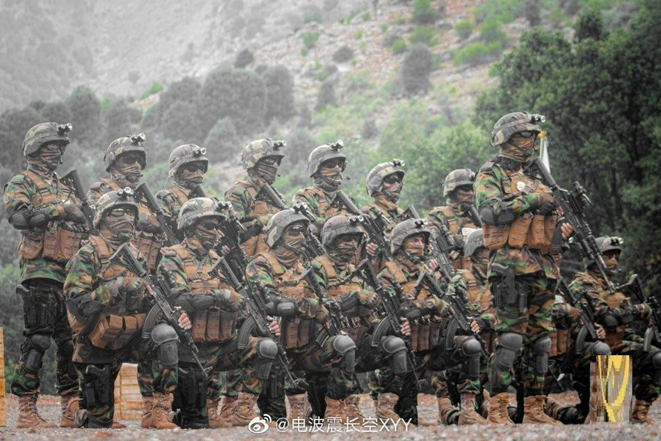 Tuy nhiên trên thực tế, những binh sĩ của tổ chức Taliban đã có sự đầu tư trang thiết bị cực kỳ mạnh mẽ, lột xác vô cùng ngoạn mục với hình ảnh không khác gì các lực lượng đặc nhiệm hiện đại hàng đầu trên thế giới hiện nay. Có lẽ người lính Taliban quắn khăn mang súng AK-47 chỉ còn là quá khứ xa xôi mà nhiều người vẫn nghĩ đến. Ảnh: Một buổi huấn luyện của binh sĩ Taliban.