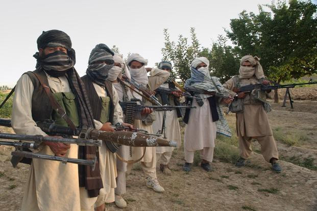 Khi nhắc đến phiến quân Taliban, người ta thường nghĩ ngay tới những người đạo hồi quấn khăn kín mặt, mặc áo vải thùng thình và mang AK hoặc các loại vũ khí khác của Liên Xô như RPG-7, RPK, PKM,… Điển hình như các cuộc nổi dậy vũ trang khác trong những năm 80 của thế kỷ trước. Ảnh: Một nhóm binh sĩ Taliban.