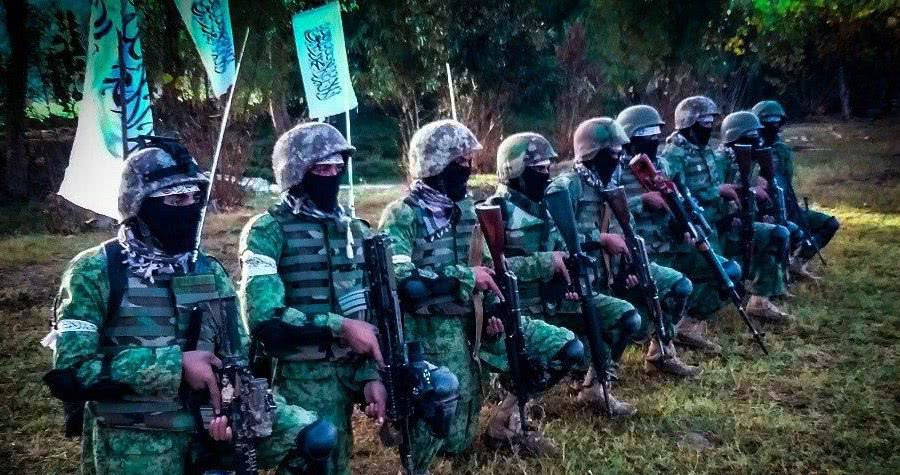 Vũ khí mà họ có được cũng có nhiều nguồn cung cấp khác nhau, ví dụ như thu giữ từ binh sĩ chính phủ Afghanistan, mua bán trên thị trường chợ đen hoặc mua từ các nhà buôn vũ khí trái phép. Có đủ dạng chủng loại từ vũ khí Nga, Liên Xô, Mỹ, NATO hay Trung Quốc,… cũng như từ súng trường, súng ngắn, tiểu liên cho đến súng bắn tỉa, súng máy, súng chống tăng,… Ảnh: Binh sĩ Taliban trong một buổi huấn luyện.