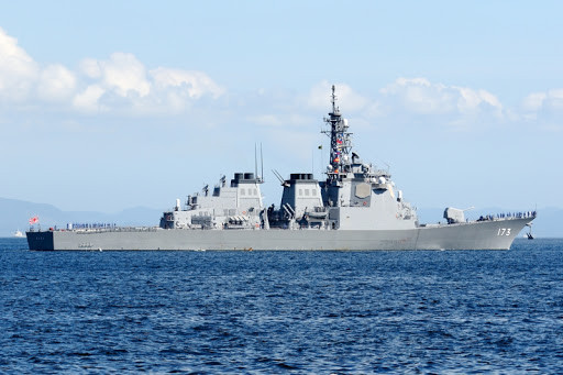 Nhật Bản thực hiện chính sách thay thế các tàu cũ bằng tàu mới để phục vụ, các tàu chiến cũ không thanh lý mà đưa vào niêm phong; một khi chiến tranh nổ ra, các tàu niêm phong này, có thể nhành chóng đưa vào sử dụng với số lượng lớn. Ảnh: Tàu khu trục JDS Kongō (DDG-173) của Nhật Bản - Nguồn: Wikipedia. 