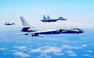 Đặc biệt trong thời gian gần đây, Trung Quốc đã liên tục điều động nhiều lượt máy bay qua lại eo biển Đài Loan đồng thời do thám tình hình tại hòn đảo này khiến quân đội nước này càng thêm phần quan ngại, thậm chí Bắc Kinh còn đe dọa Đài Bắc sẽ phải trả giá đắt nếu dám bắn hạ các máy bay Trung Quốc. Việc điều động các tổ hợp Patriot-3 diễn tập gần đây cũng cho thấy rằng quân đội đảo Đài Loan đang có những sự chuẩn bị nhất định cho tình huống xấu nhất. Ảnh: Biên đội tiêm kích hộ tống oanh tạc cơ H-6K của Không quân Trung Quốc.