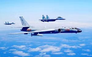 Đặc biệt trong thời gian gần đây, Trung Quốc đã liên tục điều động nhiều lượt máy bay qua lại eo biển Đài Loan đồng thời do thám tình hình tại hòn đảo này khiến quân đội nước này càng thêm phần quan ngại, thậm chí Bắc Kinh còn đe dọa Đài Bắc sẽ phải trả giá đắt nếu dám bắn hạ các máy bay Trung Quốc. Việc điều động các tổ hợp Patriot-3 diễn tập gần đây cũng cho thấy rằng quân đội đảo Đài Loan đang có những sự chuẩn bị nhất định cho tình huống xấu nhất. Ảnh: Biên đội tiêm kích hộ tống oanh tạc cơ H-6K của Không quân Trung Quốc.