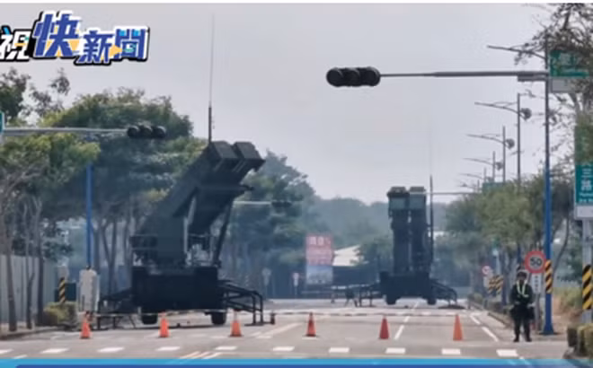 Dựa trên những hình ảnh do truyền thông đăng tải cũng như người dân cung cấp có thể thấy rằng các bệ phóng tên lửa của tổ hợp Patriot-3 này đang được hướng lên trời một góc 60 độ, đây chính là trạng thái sẵn sàng chiến đấu của tổ hợp, khác với trạng thái hành quân thông thường khi tất cả các ống phóng đều nằm ngang khiến cư dân càng thêm lo lắng về việc nó sẽ khai hỏa bất ngờ. Ảnh: Bệ phóng Patriot-3 trên đường phố Gia Nghĩa.