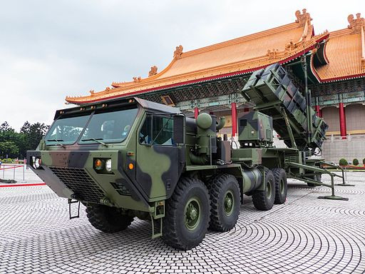 Việc triển khai khí tài vào huấn luyện giữa các khu dân cư trong thời bình, đặc biệt là tên lửa phòng không là một điều khá hiếm hoi bởi nó có thể tạo một tâm lý xấu trong công chúng và nếu khai hỏa bắn đạn thật sẽ gây ảnh hưởng rất nhiều đến đời sống sinh hoạt của nhân dân. Thông thường, các tổ hợp phòng không tầm xa như Patriot-3 phải được triển khai ở xa các khu dân cư và xung quanh các địa điểm quan trọng như sân bay, kho tàng, sở chỉ huy, trung tâm đầu não,… Ảnh: Xe phóng của tổ hợp Patriot-3 Đài Loan tại địa điểm trưng bày.