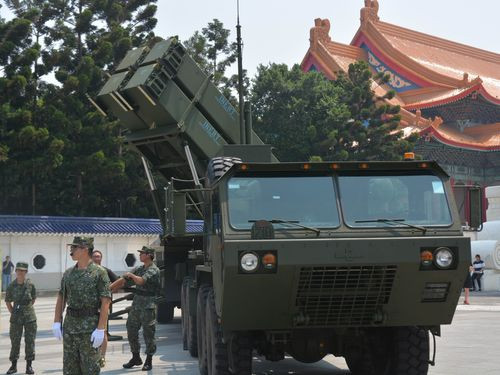 Trước đó vào tháng 7/2020, đảo Đài Loan đã ký kết với Mỹ một hợp đồng trị giá 620 triệu USD cho việc nâng cấp và tăng tuổi thọ cho các tổ hợp tên lửa Patriot-3 của mình. Ít nhất những tổ hợp này đều đã có tuổi thọ khoảng 30 năm và động thái này cũng là một việc Đài Loan thực hiện để nâng cao khả năng chiến đấu phòng không của mình. Ảnh: Xe phóng tổ hợp Patriot-3 của Đài Loan.