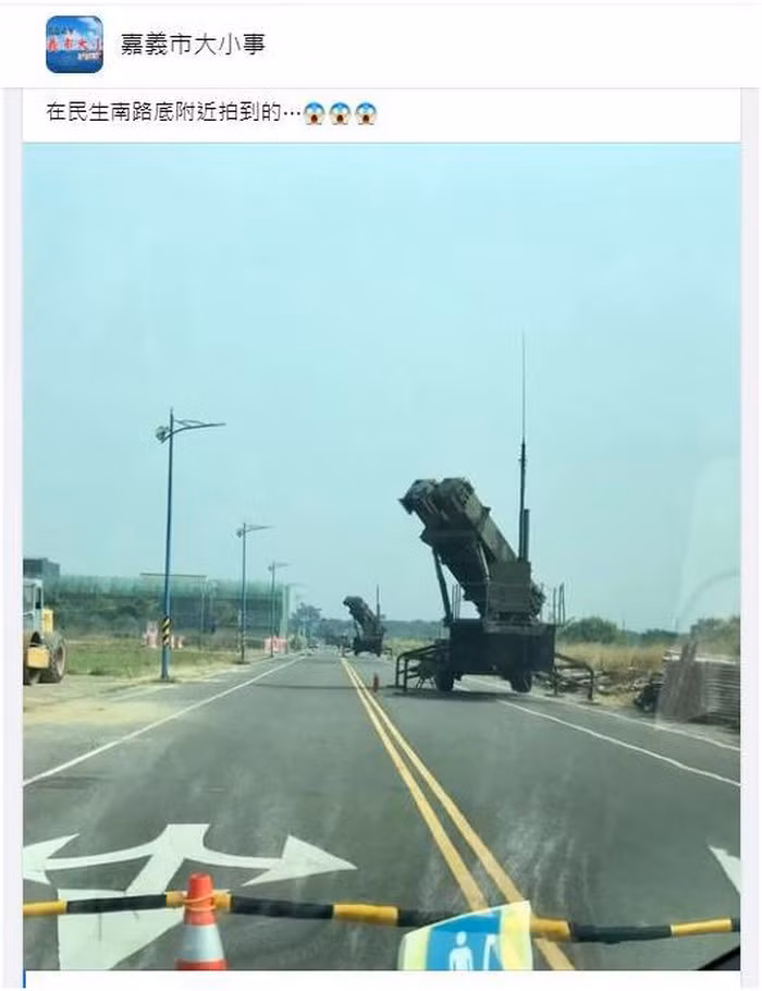 Ngày 29/10 vừa qua, nhiều phương tiện thông tin đại chúng của Đài Loan đồng loạt đưa tin kèm hình ảnh về việc người dân trên đảo đã phát hiện hai bệ phóng tên lửa phòng không Patriot-3 được triển khai trên đường Nam Dân Sinh, Gia Nghĩa. Sự việc đã khiến người dân vô cùng bất ngờ và dẫn đến một số lo ngại về việc có phải chiến tranh sắp xảy ra hay không ? Ảnh: Bệ phóng tên lửa Patriot-3 trên đường phố Đài Loan.