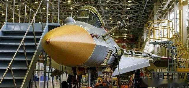 Do đó Nga hiểu rất rõ về sức ép của F-22 đối với an ninh không phận của họ, và Su-57 là kết quả của nỗ lực phát triển một loại máy bay chiến đấu gần tương đương với F-22.