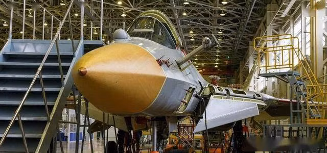 Do đó Nga hiểu rất rõ về sức ép của F-22 đối với an ninh không phận của họ, và Su-57 là kết quả của nỗ lực phát triển một loại máy bay chiến đấu gần tương đương với F-22.