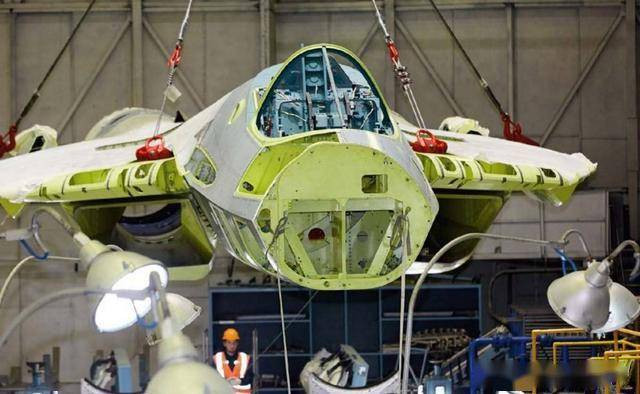 Bronk cũng cho rằng, thiết kế không thể che cửa hút khí của động cơ, là do hình dạng cánh lai, một thiết kế đặc trưng của Su-27 còn sót lại trên Su-57, cộng với hai khoang vũ khí trung tâm lớn giữa cửa hút, nên Su-57 không còn đủ không gian, để thiết kế cửa hút gió theo đường cong kiểu chữ S, để giấu các cánh quạt của động cơ phản lực.