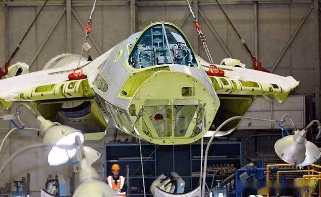 Bronk cũng cho rằng, thiết kế không thể che cửa hút khí của động cơ, là do hình dạng cánh lai, một thiết kế đặc trưng của Su-27 còn sót lại trên Su-57, cộng với hai khoang vũ khí trung tâm lớn giữa cửa hút, nên Su-57 không còn đủ không gian, để thiết kế cửa hút gió theo đường cong kiểu chữ S, để giấu các cánh quạt của động cơ phản lực.