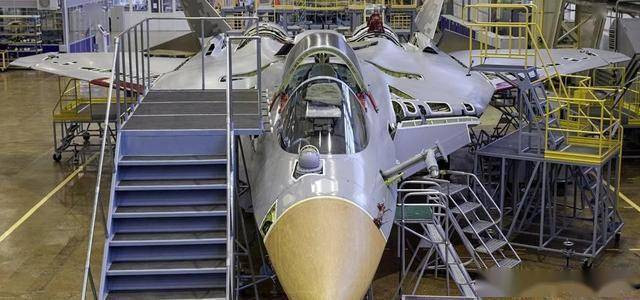 Su-57 là một mẫu chiến đấu cơ phát triển hoàn toàn mới, với nhiều công nghệ lần đầu áp dụng như hình dáng thu nhỏ chữ X phía trước, nhằm giảm phản xạ tiết diện radar, trong khi vẫn duy trì khả năng siêu cơ động, được Nga quảng bá là loại chiến đấu cơ có thể giải quyết mọi "thách thức" đến từ tương lai.