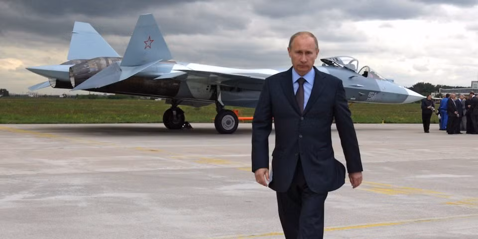 Vì vậy Bronk dự đoán rằng, 2,6 tỷ USD chỉ có thể sản xuất được số Su-57 đại trà đầu tiên, còn lại 76 chiếc sẽ phải huy động thêm kinh phí. Ngoài ra, đến hết năm 2029, quân đội Nga chưa chắc có đến 100 chiếc Su-57. Khả năng các cảm biến radar, hệ thống điện tử hàng không và động cơ chưa chắc hoàn thiện theo đúng yêu cầu đặt ra.