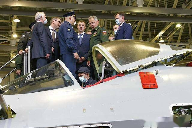 Tuy chưa rõ mức độ thành công của thiết kế tàng hình này, nhưng diện tích phản xạ radar của Su-57 còn rất lớn. Bài viết của Bronk chỉ rõ, các nguồn phản xạ radar của Su-57 bao gồm cánh lái, thiết kế nắp buồng lái, cửa hút khí của động cơ, cánh đuôi thẳng đứng…