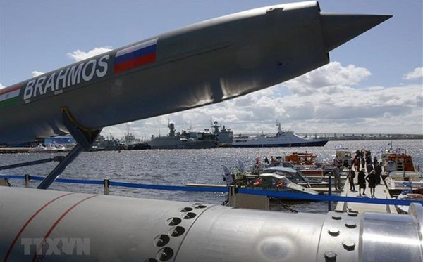 Chuyên gia quốc phòng Ấn Độ Ajay Shukla cho biết, trong trường hợp xảy ra xung đột với các nước láng giềng, BrahMos có thể được sử dụng để tấn công chính xác các mục tiêu phòng thủ quan trọng của đối phương, chẳng hạn như căn cứ không quân, sở chỉ huy, nút giao thông chính, đường sắt hoặc kho tàng lớn.