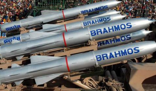 Mỗi tàu khu trục nhỏ có thể mang 8 tên lửa và tàu loại lớn là 16 tên lửa BrahMos. Tổ chức Nghiên cứu và Phát triển Quốc phòng Ấn Độ cho biết, họ đã thành công trong việc nâng tầm bắn của tên lửa BrahMos, có thể bắn trúng mục tiêu ở cự ly 450 km, xa hơn nhiều so với phiên bản gốc chỉ có tầm bắn tối đa 298 km.