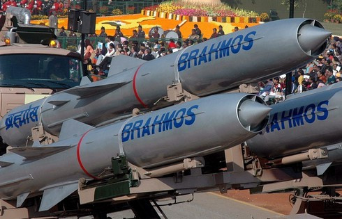 Với hàng loạt vụ thử do Ấn Độ tiến hành, tên lửa hành trình BrahMos cũng đã thu hút sự chú ý của các quốc gia trên thế giới. Philippines, Brazil, Chile, Argentina, Venezuela và cả Việt Nam đều đã đặt loại tên lửa này vào "tầm ngắm" mua sắm trong tương lai.