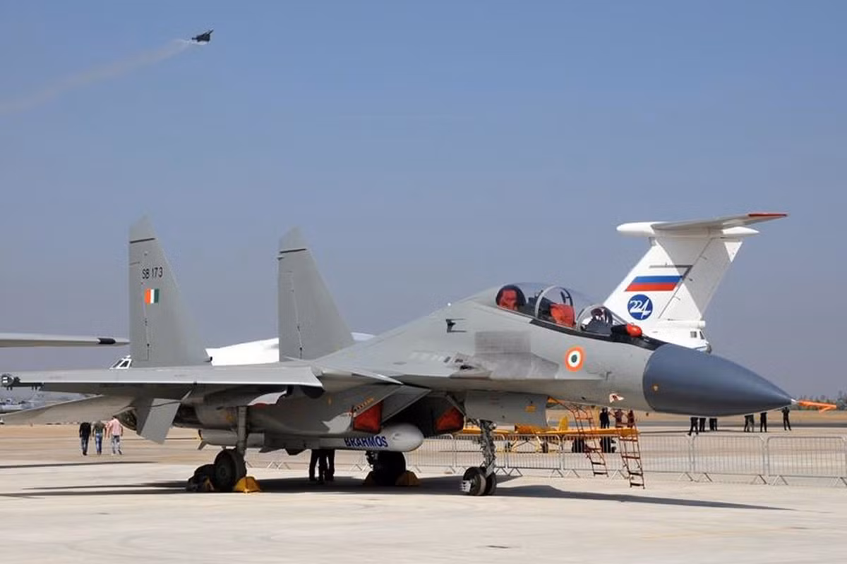 Tên lửa BrahMos là sản phẩm do Ấn Độ và Nga hợp tác phát triển, phiên bản đầu có tầm bắn tối đa là 290 km; phiên bản tầm xa mở rộng của BrahMos với tầm bắn hơn 400 km. Nếu Trung Quốc có sử dụng những hệ thống phòng không hiện đại nhất như S-400 nhập từ Nga, cũng khó khăn trong tiến công những phương tiện phóng loại tên lửa này.