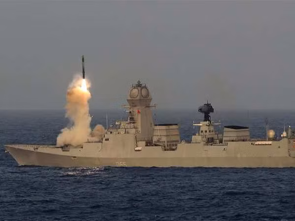 Tên lửa BrahMos thử nghiệm được mô tả là bay ở "tầm cao" vượt chiều cao của nhiều loại vũ khí phòng không và với đường bay "cực kỳ phức tạp". Một tuần trước khi tiến hành vụ thử này, Quân đội Ấn Độ cũng phóng thành công phiên bản đối đất của tên lửa BrahMos, đánh chính xác các mục tiêu ở Vịnh Bengal.