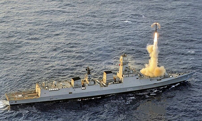 Mặc dù Ấn Độ và Nga tuân thủ Quy định về kiểm soát công nghệ tên lửa, việc xuất khẩu tên lửa hoặc công nghệ tên lửa có tầm bắn hơn 300 km bị cấm. Tuy nhiên, tầm bắn hơn 400 km của tên lửa cho thấy, BrahMos mới được sản xuất, có thể có tầm bắn xa hơn trong tương lai.