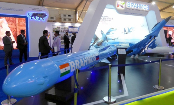 Các chuyên gia quốc phòng Ấn Độ cho rằng, các cuộc thử nghiệm này gửi đến Trung Quốc thông điệp, trong trường hợp xảy ra bất kỳ tình huống nào, quân đội Ấn Độ sẽ có thể phóng tên lửa BrahMos từ đất liền, trên biển và trên không, để tấn công các loại mục tiêu ở cự ly gần, tầm xa hoặc thậm chí là vào tung thâm phòng ngự của Trung Quốc.