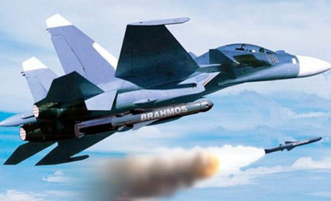 Tên lửa BrahMos được thiết kế để có thể phóng từ xa vào các mục tiêu của địch, nhằm tránh sự tấn công của đối phương với phương tiện phóng. Tên lửa Tomahawk của Mỹ được coi là loại tên lửa hành trình điển hình, tên lửa nặng 1.400 kg này có thể bay với tốc độ 800 km/h và tầm bắn khoảng 1.600 km.