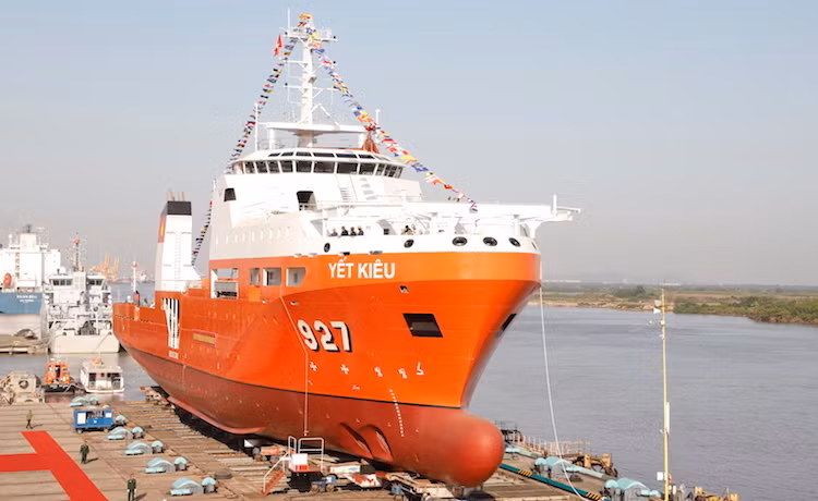  Tàu cứu hộ tàu ngầm 927 - Yết Kiêu có lượng giãn nước 3.950 tấn, hoạt động liên tục 30 ngày trên biển và khả năng chịu sóng đến cấp 9, gió cấp 12. Tàu được thiết kế bổ sung thêm 2 chân vịt mũi giúp có khả năng xoay trở và quay đầu dễ dàng, nhanh chóng. Ảnh: Cận cảnh buổi lễ hạ thủy tàu Yết Kiêu