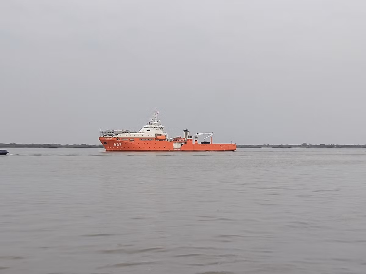 Hiện nay, tàu 927 đã bắt đầu thực hiện quá trình chạy thử nghiệm và thử nghiệm các hệ thống khí tài cứu hộ trên thực tế. Con tàu được hạ thủy từ ngày 4/12 năm 2019, đến nay đã được tròn 1 năm và sau những hình ảnh về cuộc thử nghiệm thì rất có thể trong thời gian không lâu nữa con tàu sẽ được biên chế về cho đơn vị phối thuộc. Ảnh: Tàu 927 trong quá trình thử nghiệm thực tế. 